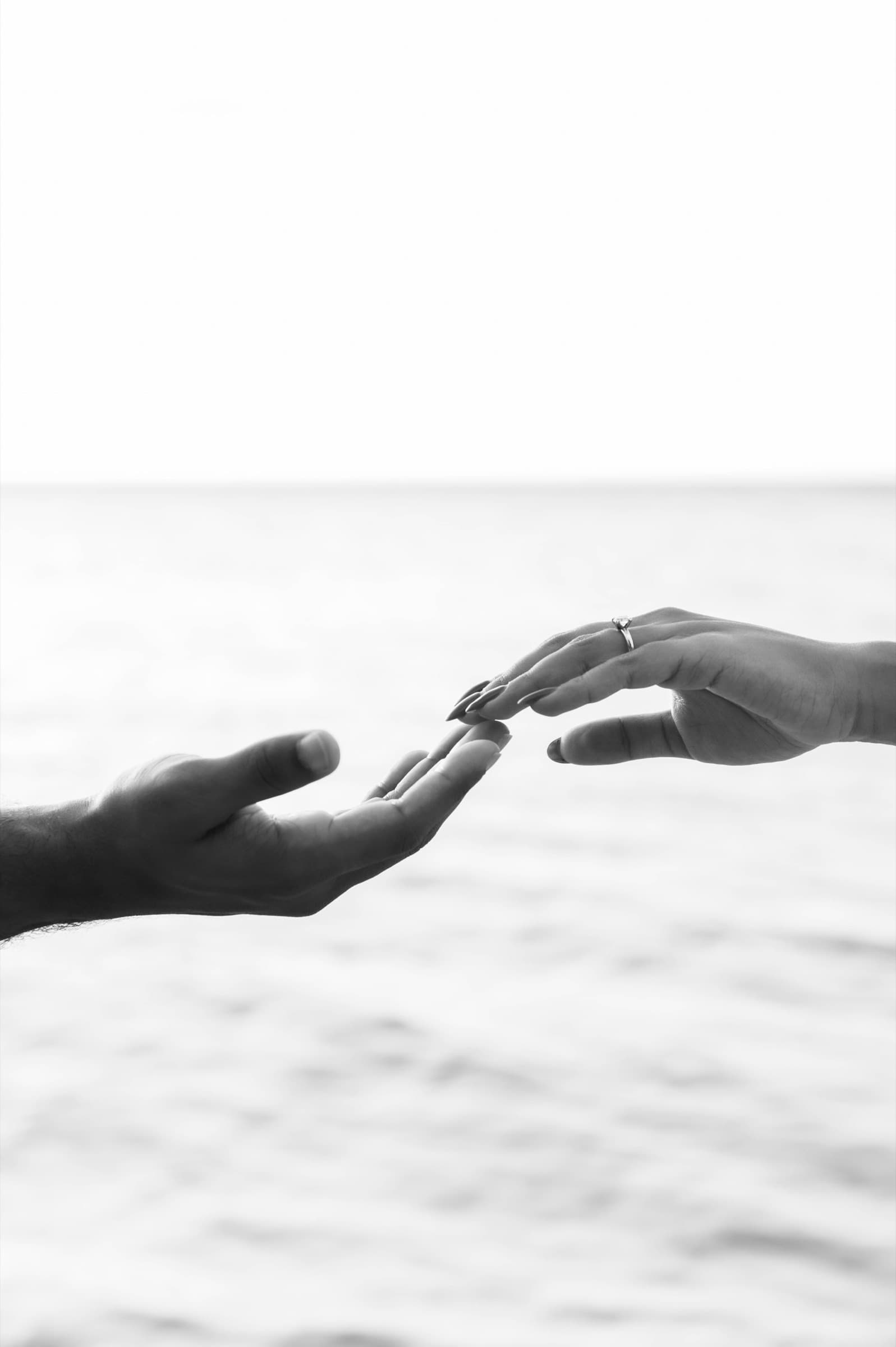 Mari & Ramses, proposal by the sea